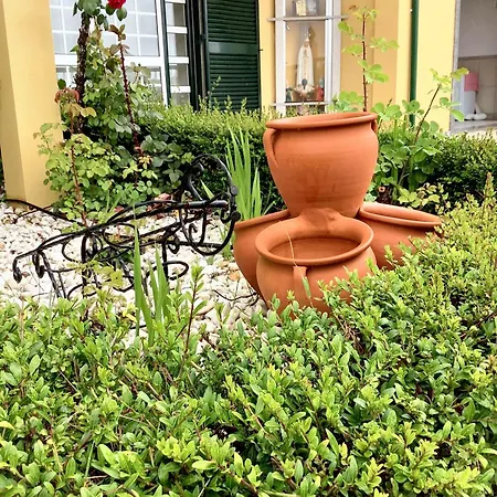 Semesterbostad Charming House In Corticada With Balcony And Mountain View *
