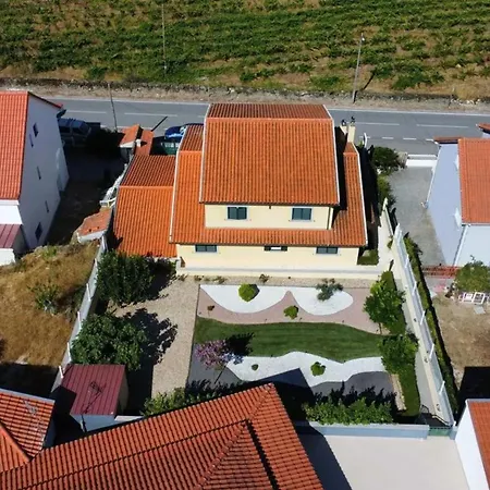 Semesterbostad Charming House In Corticada With Balcony And Mountain View *