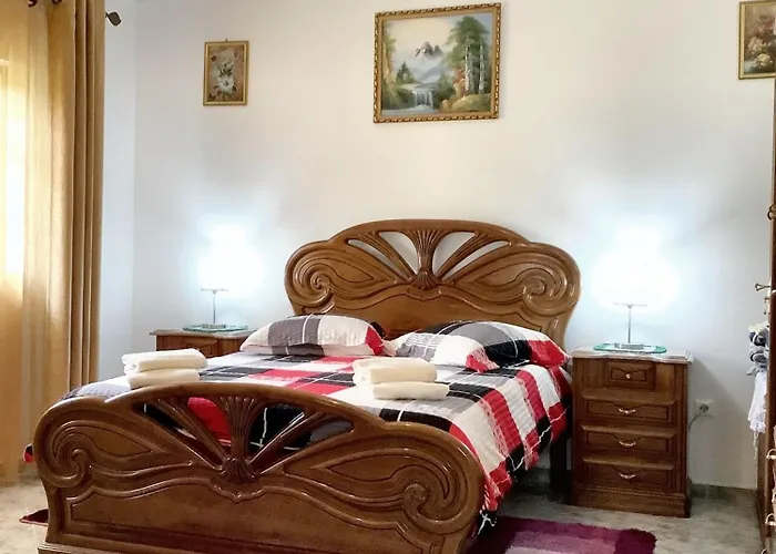 Charming House In Corticada With Balcony And Mountain View Feriehus